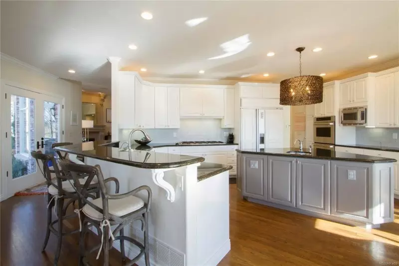 White Kitchen Cabinets