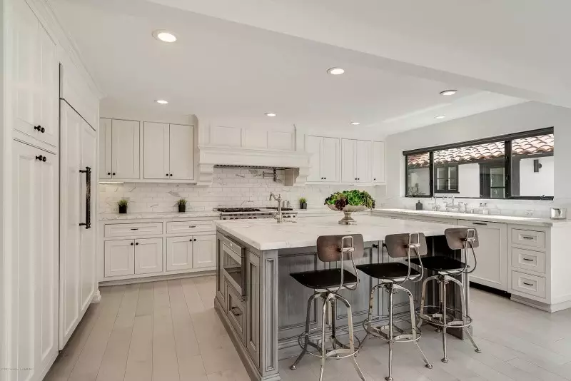 White Kitchen Backsplash Ideas