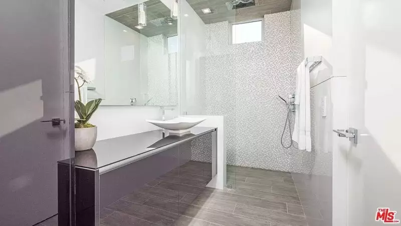 Pictures of Small Bathrooms