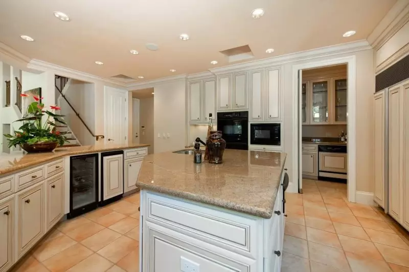 White Kitchen Cabinets