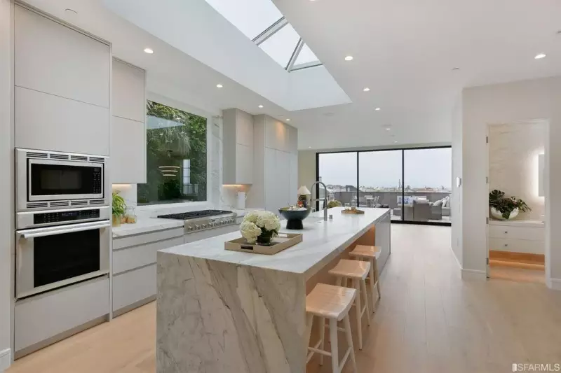 Black and White Kitchen Decor