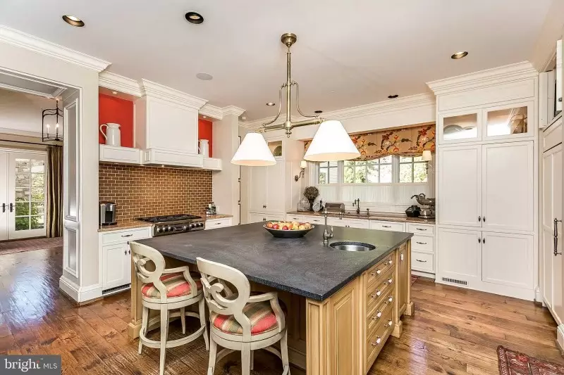 White Kitchen Cabinets