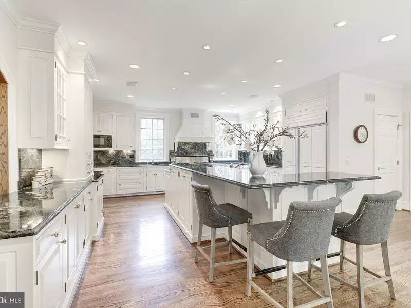 Kitchen Designs with White Cabinets