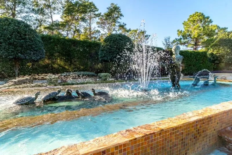 Swimming Pool Water Features