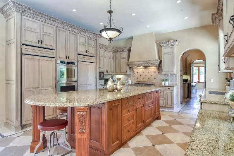 Traditional White Kitchens