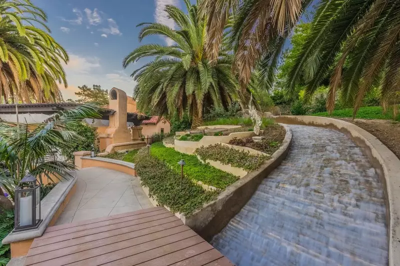 Swimming Pool Water Features