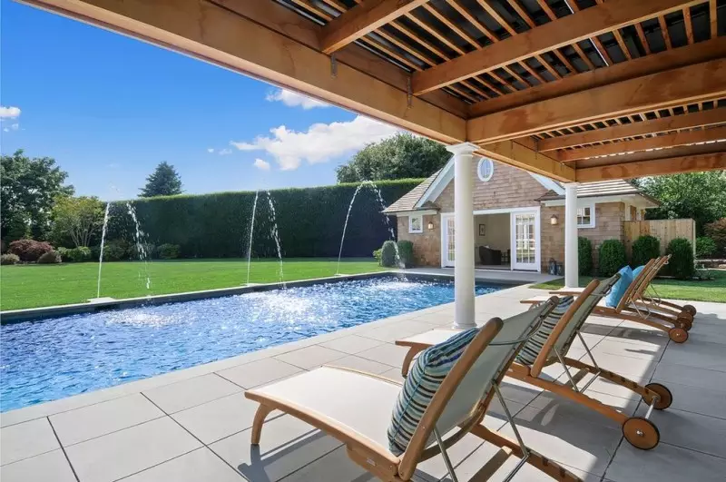 Pergola with Roof